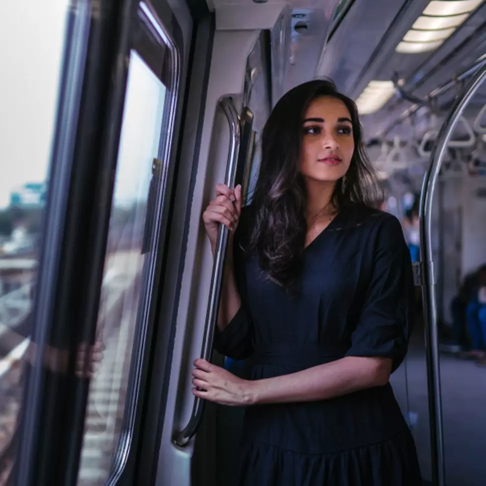 5 Ide pose foto OOTD di MRT, antigagal dan Instagramable