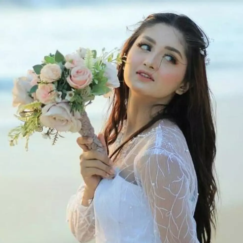 11 Pesona Sehnaz, model yang jadi menantu Epy Kusnandar