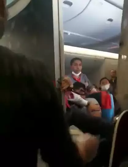 aksi pemukulan WNI terhadap kru pesawat Turkish Airlines © berbagai sumber