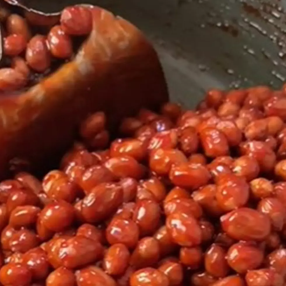 Cara mengaduk bumbu balado dan kacang agar kulitnya tetap utuh