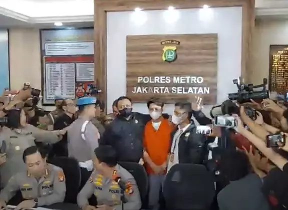 Penampakan Rizky Billar pakai baju orange © 2022 You Tube 