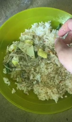 Asyik makan di warteg pakai sayur tahu, pria ini justru alami hal apes TikTok