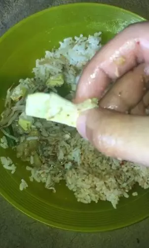 Asyik makan di warteg pakai sayur tahu, pria ini justru alami hal apes TikTok