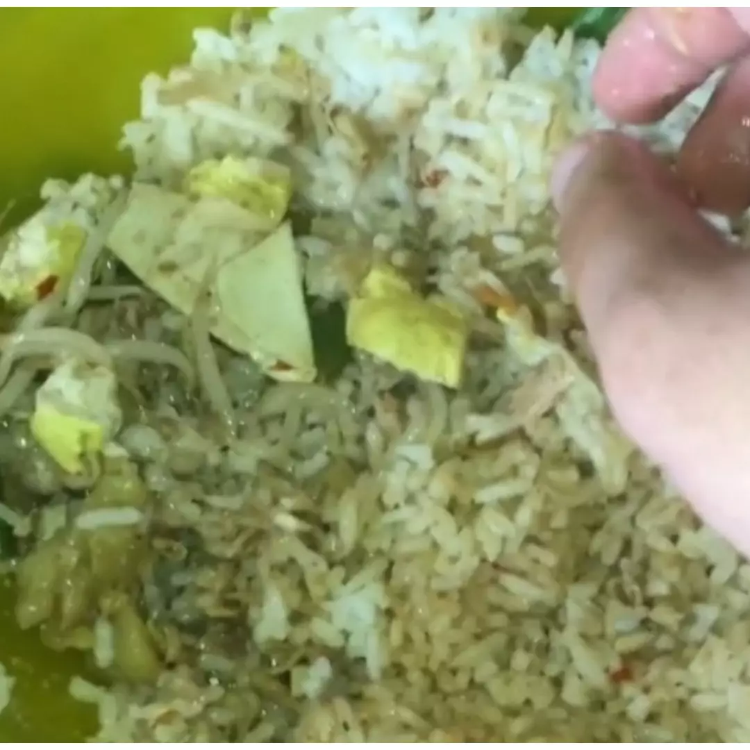 Asyik makan menu favorit di warteg, pria ini malah bernasib apes