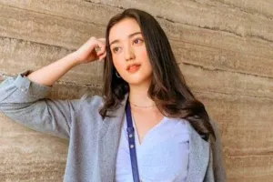 10 Rahasia fresh look makeup ala Ranty Maria, natural bak artis Korea