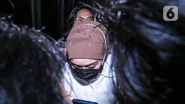 Lesty menangis Rizky Billar pakai baju tahanan © berbagai sumber