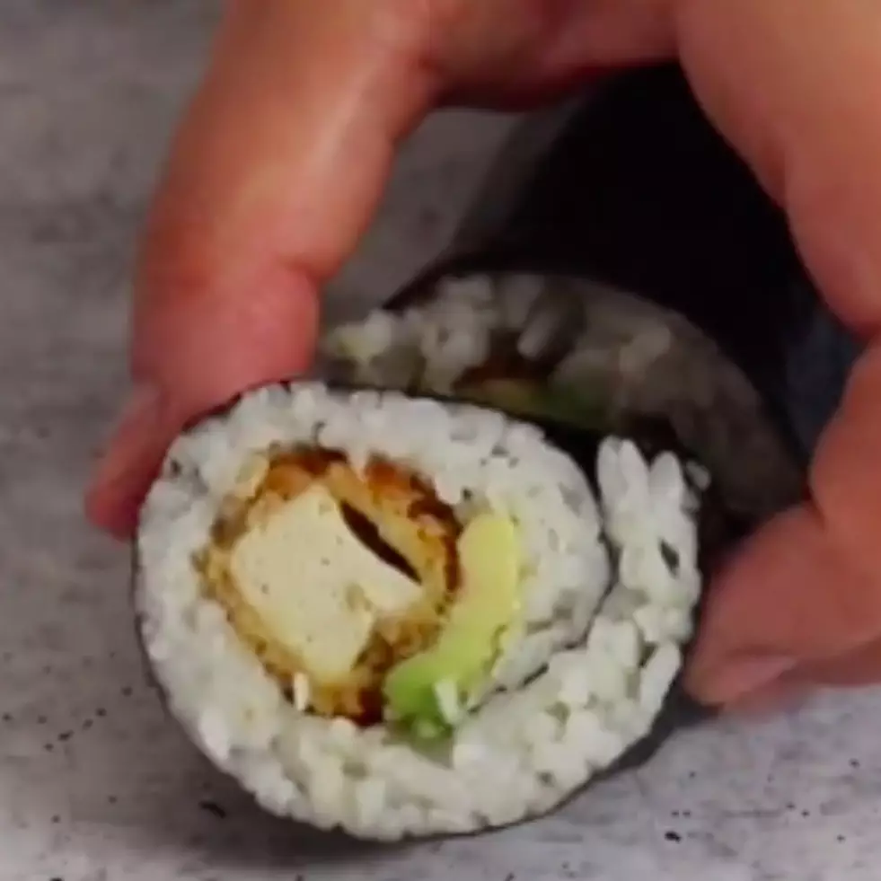 Tanpa alat, ini trik menggulung sushi agar hasilnya rapi dan padat