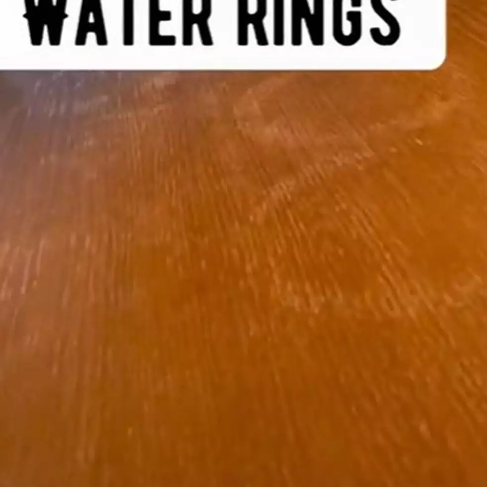 Cara simpel bersihkan noda air dari gelas yang membekas di meja kayu