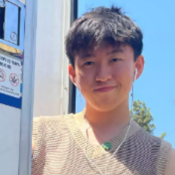 Viral video Rich Brian jajan es kepal pinggir jalan, gayanya dipuji