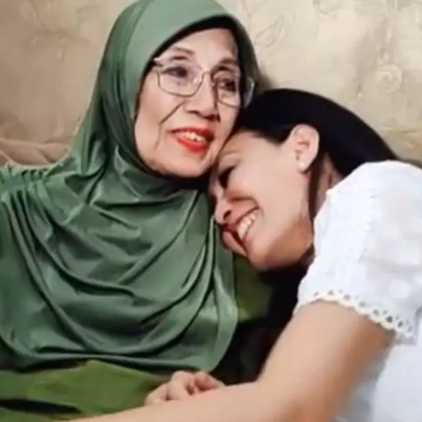 Temu kangen, begini 9 momen pemain Bajaj Bajuri jenguk Nani Wijaya