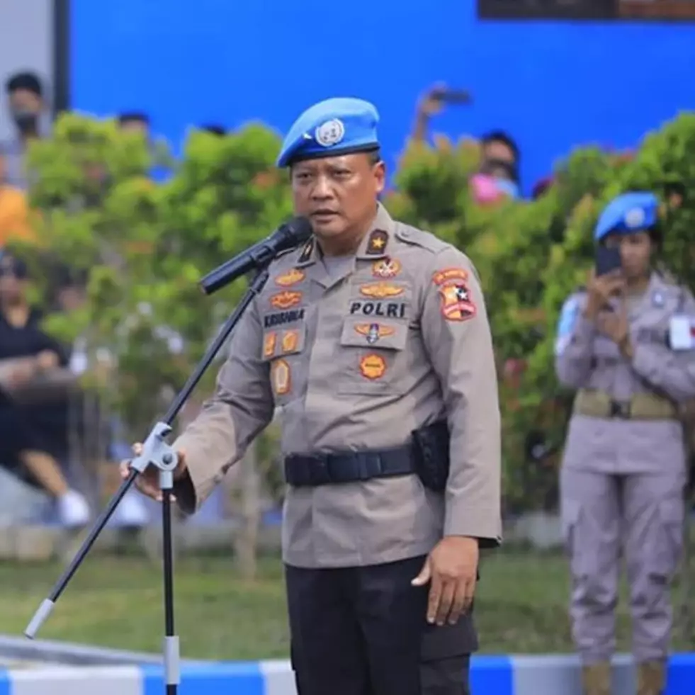 Gaya sederhana Irjen Krishna Murti santai makan bubur kaki lima
