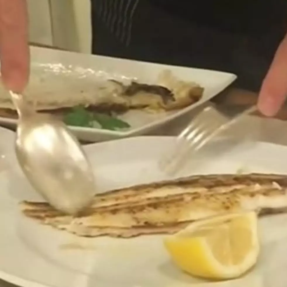 Cuma pakai sendok dan garpu, cara pisahkan tulang ikan ini bikin kagum