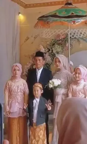 Kisah cinta beda usia 28 tahun, pasangan ini seperti bapak dan anak TikTok Kisah cinta beda usia 28 tahun, pasangan ini seperti bapak dan anak TikTok