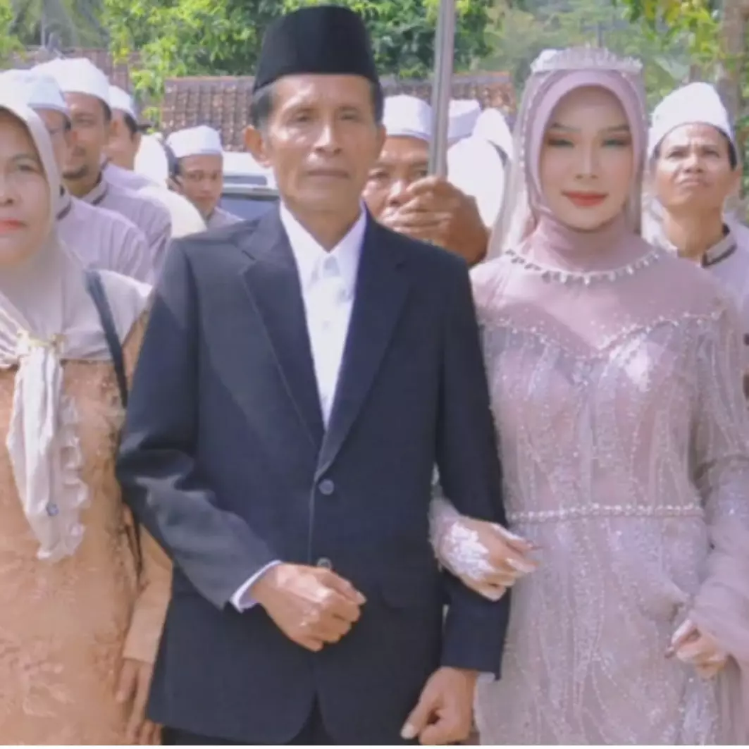 Kisah cinta beda usia 28 tahun, pasangan ini seperti bapak dan anak