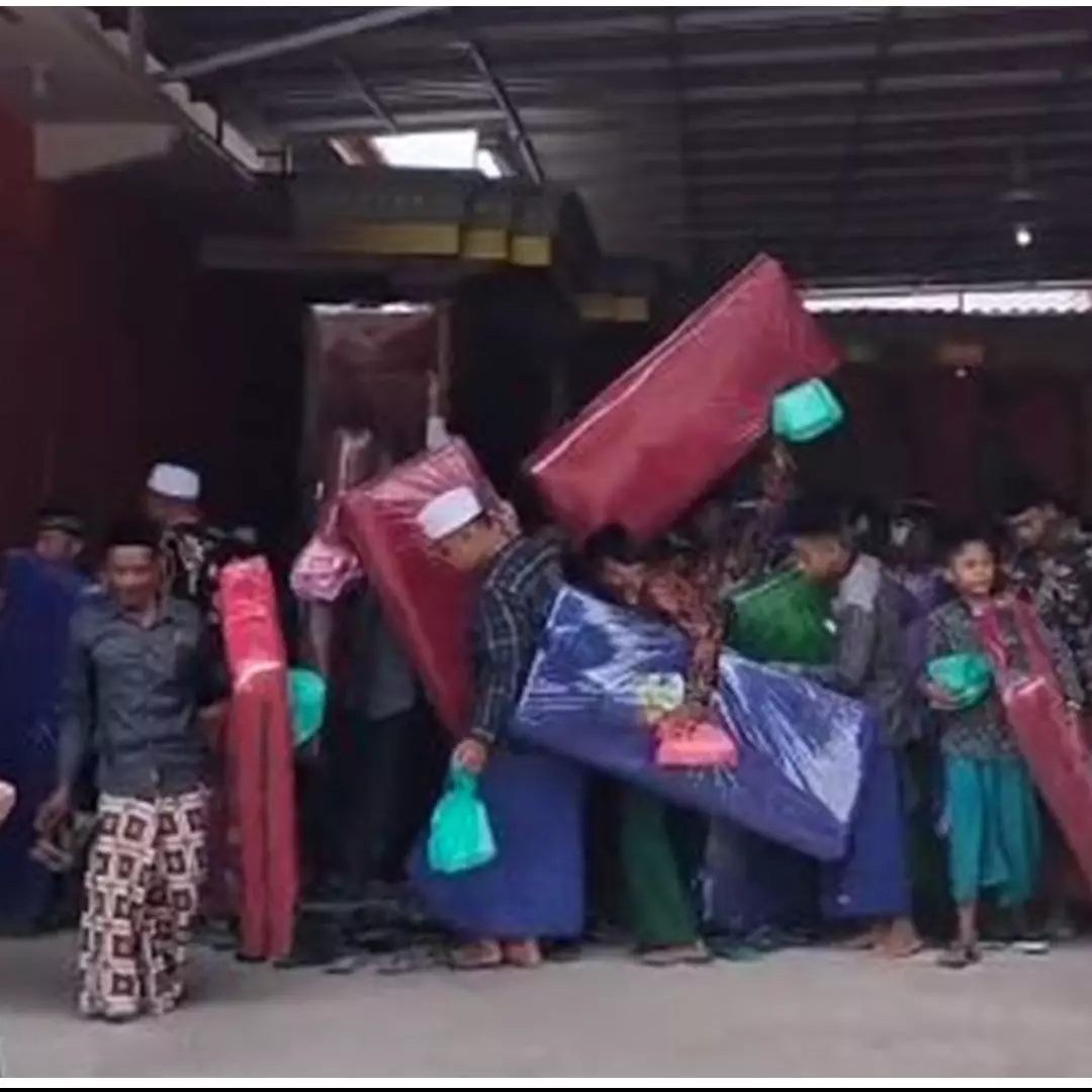 Perayaan Maulid Nabi unik, warga dapat bingkisan kasur busa