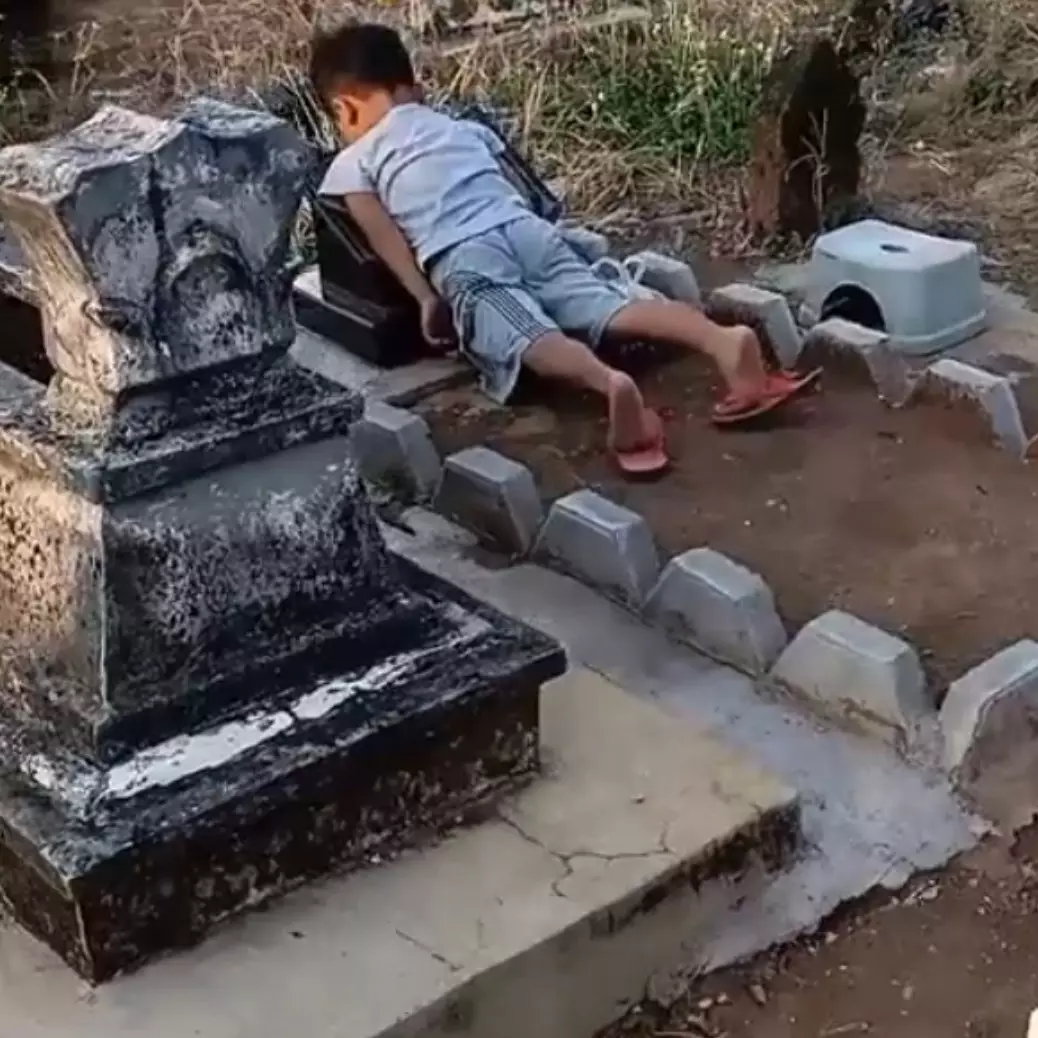 Kisah haru balita cium nisan sang ayah, rindu sampai sakit tiga hari