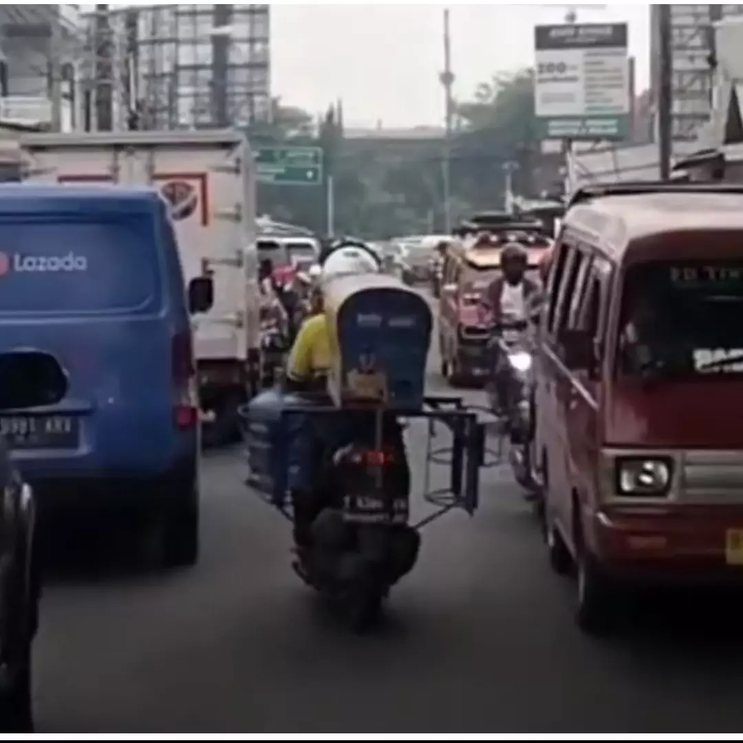 Tukang galon ini bantu ambulans saat macet, aksinya jadi sorotan