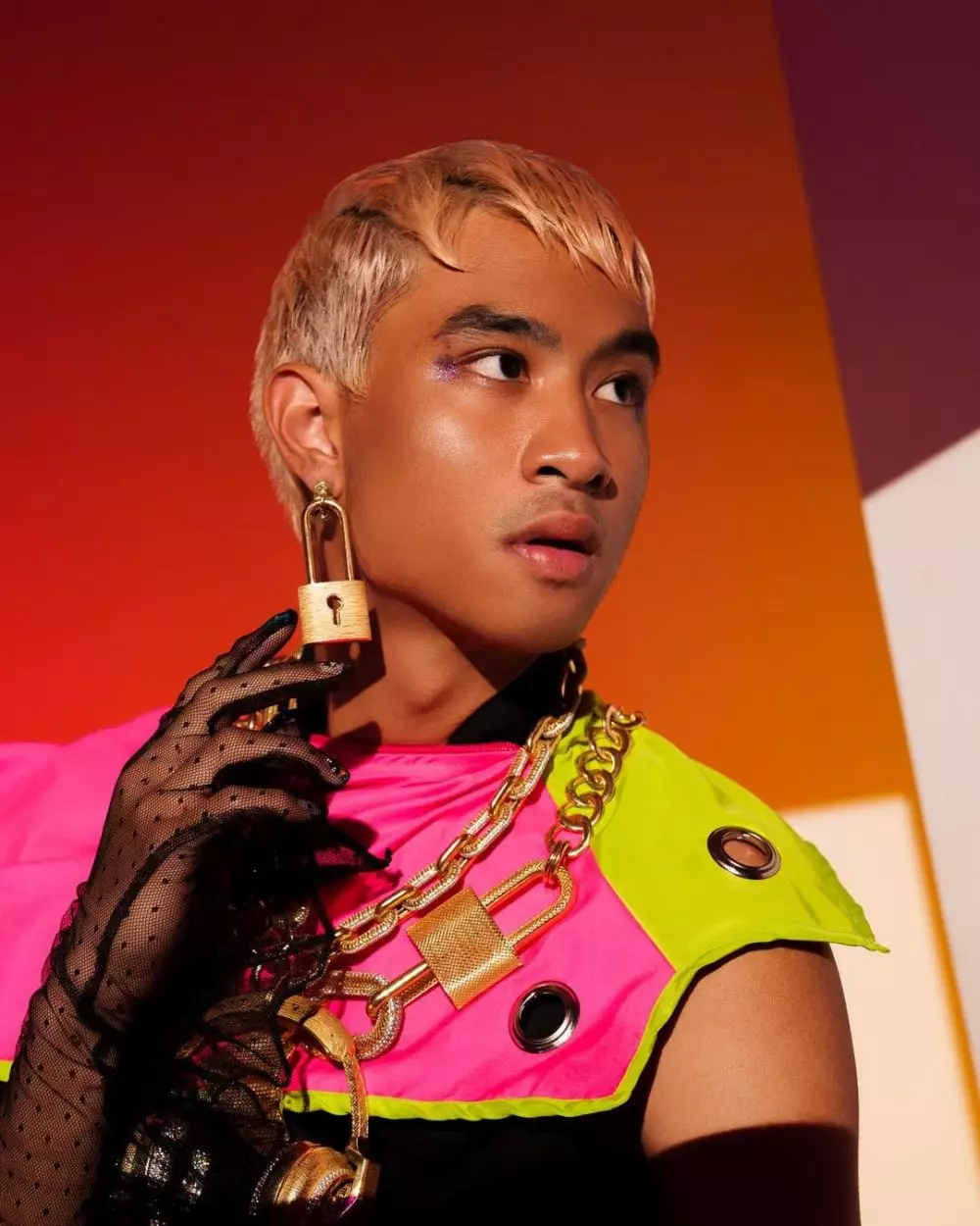 Pemotretan pakai busana feminin, Devano Danendra tuai cibiran warganet Instagram