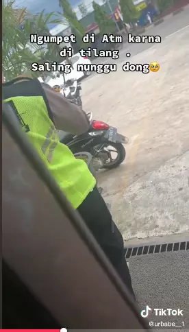 Momen pengendara motor nekat kabur saat ditilang Tiktok Momen pengendara motor nekat kabur saat ditilang Tiktok
