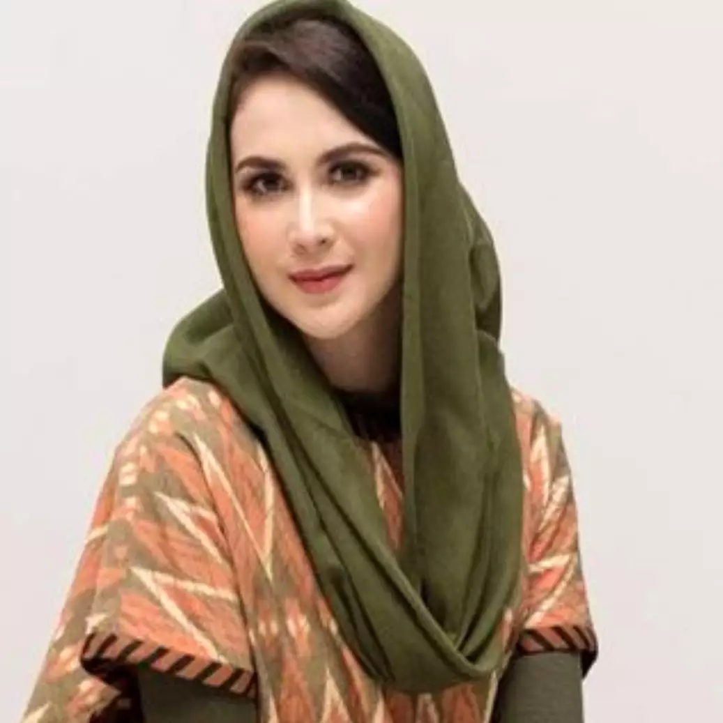 11 Rahasia makeup office look ala Arumi Bachsin, simpel dan flawless