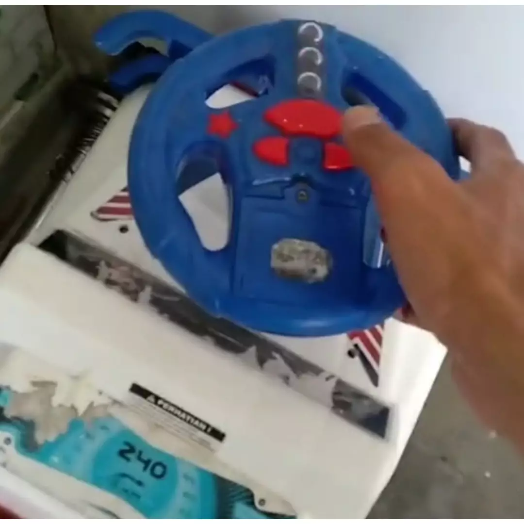 Hobi belanja online, pembeli ini simpan uang COD di tempat nggak biasa