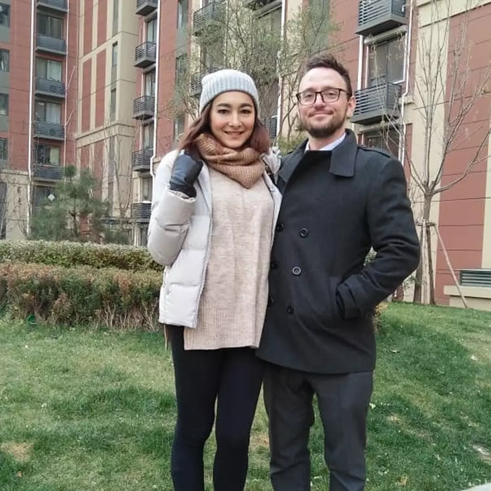 5 Momen Dewi Rezer dilamar kekasih, romantis di pinggir pantai