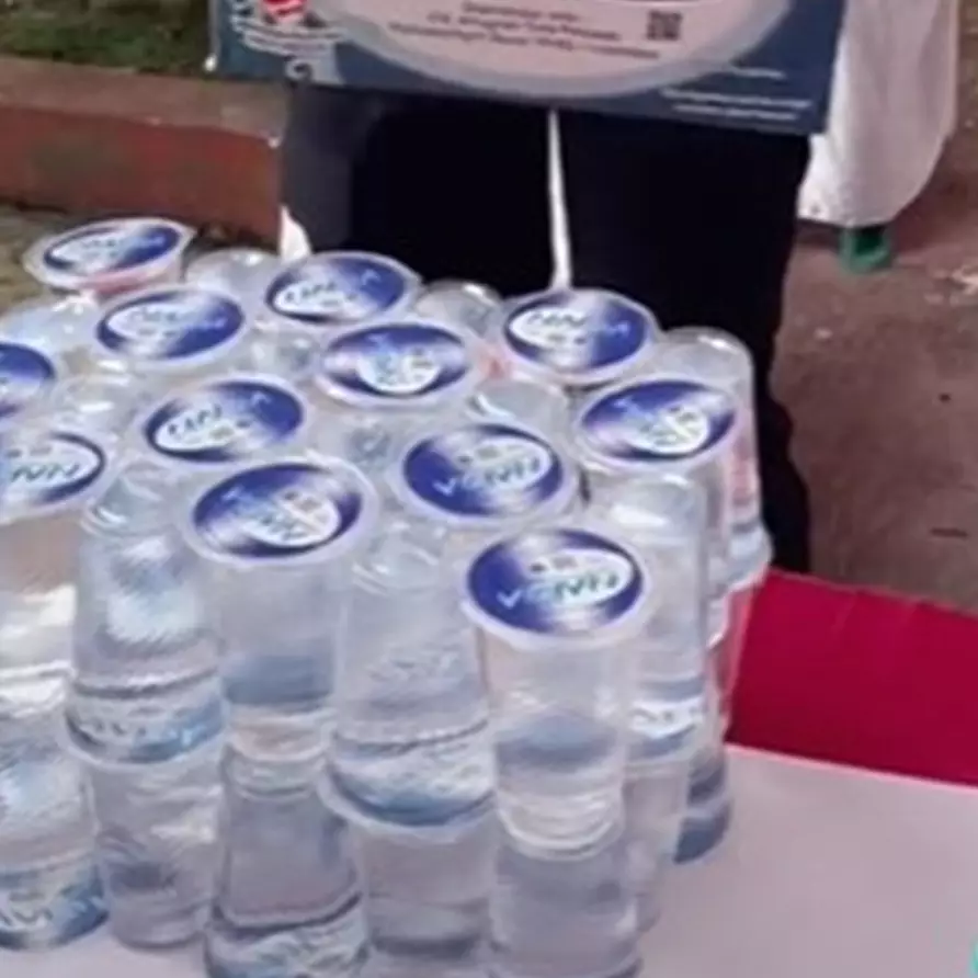 Cara polwan keluarkan air mineral gelas dari kardus ini bikin kagum