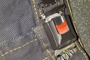 11 Aksi nyeleneh atasi masalah pada pakaian, caranya boleh juga