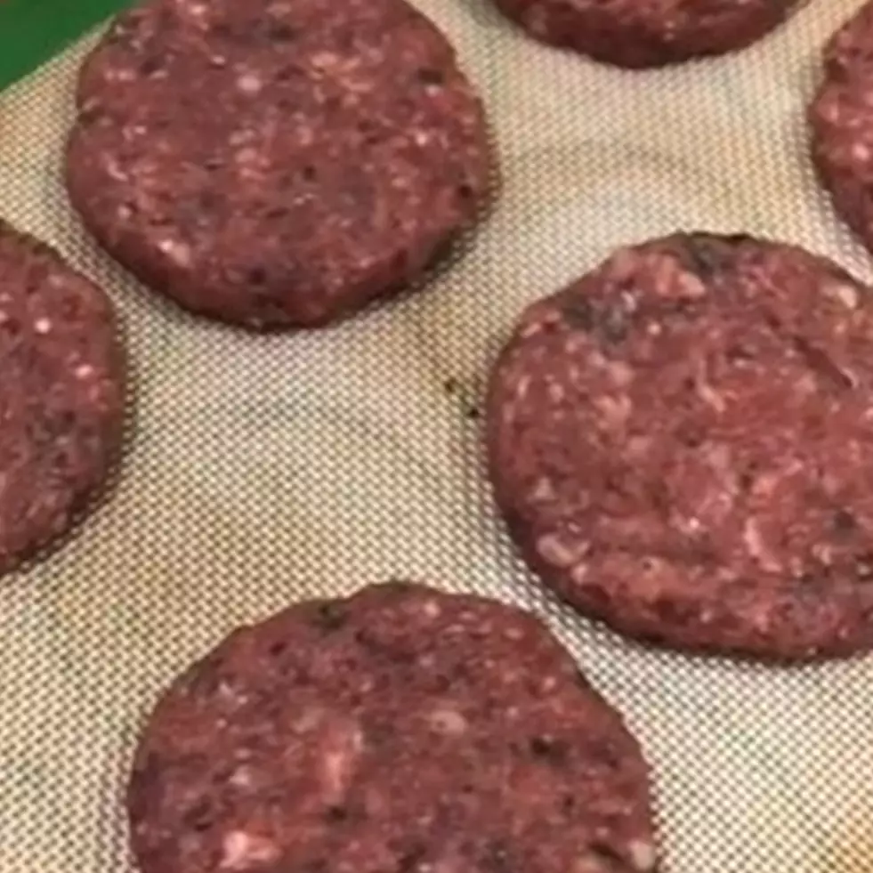 5 Cara bikin patty burger yang hasilnya gurih, juicy, dan nggak keras