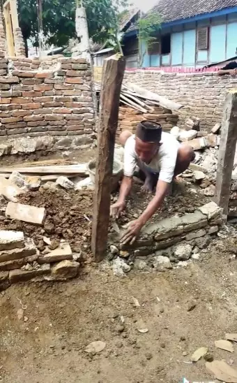 pria paruh baya bangun rumah tanpa tukang © berbagai sumber