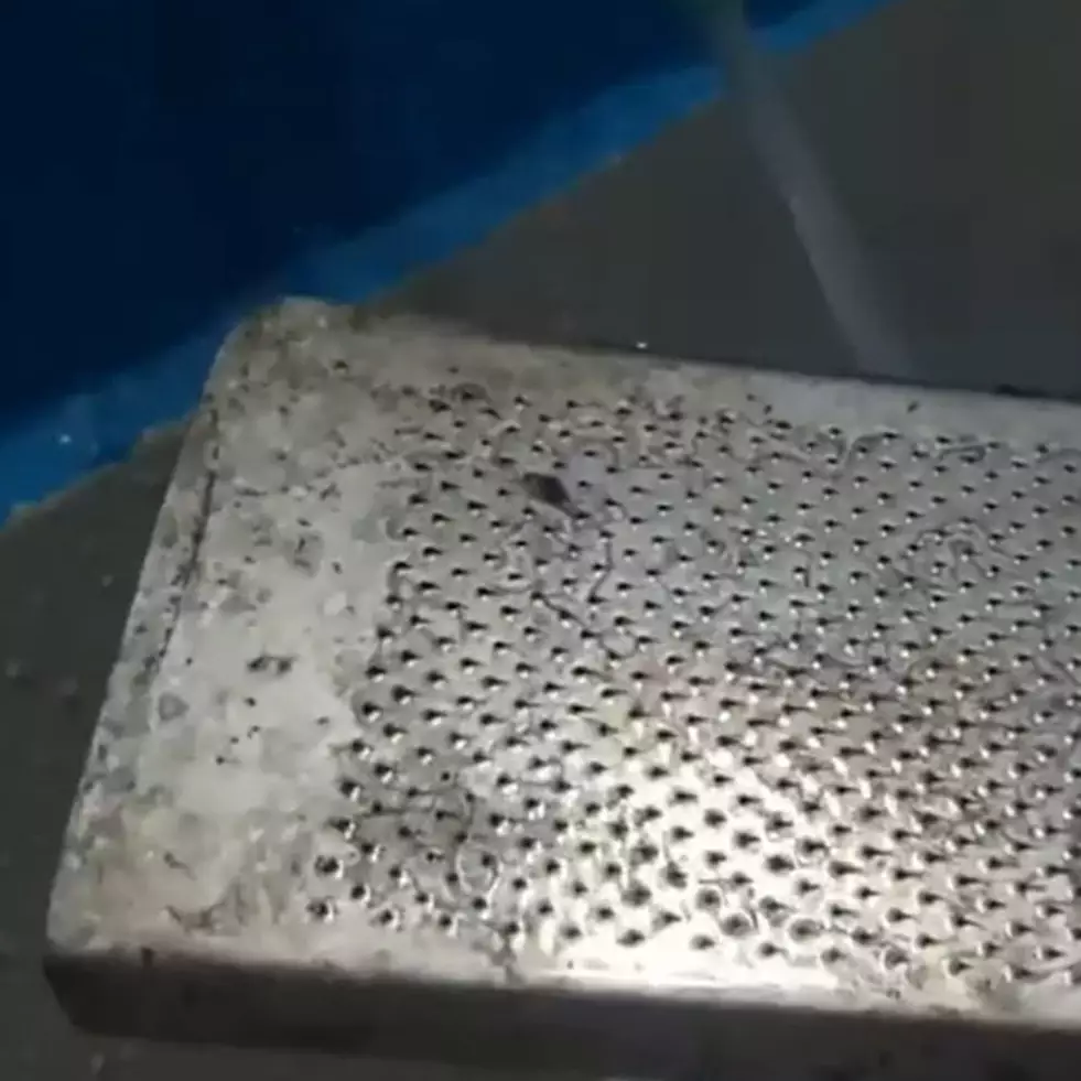 Tanpa pakai sabun, begini trik membersihkan noda kunyit di parutan