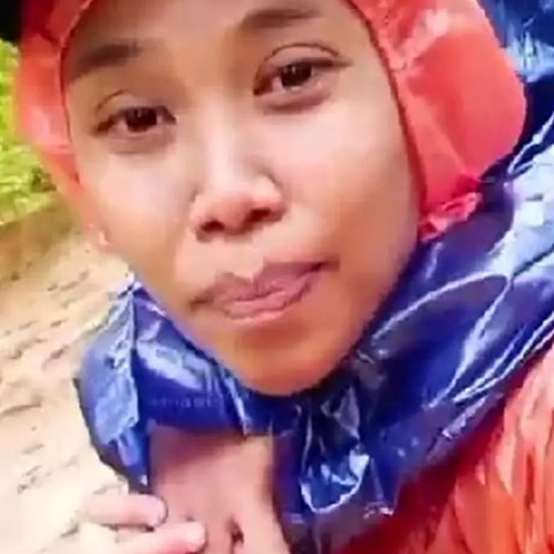 Ibu ini antarkan anak sekolah dengan berjalan kaki dan menggendongnya