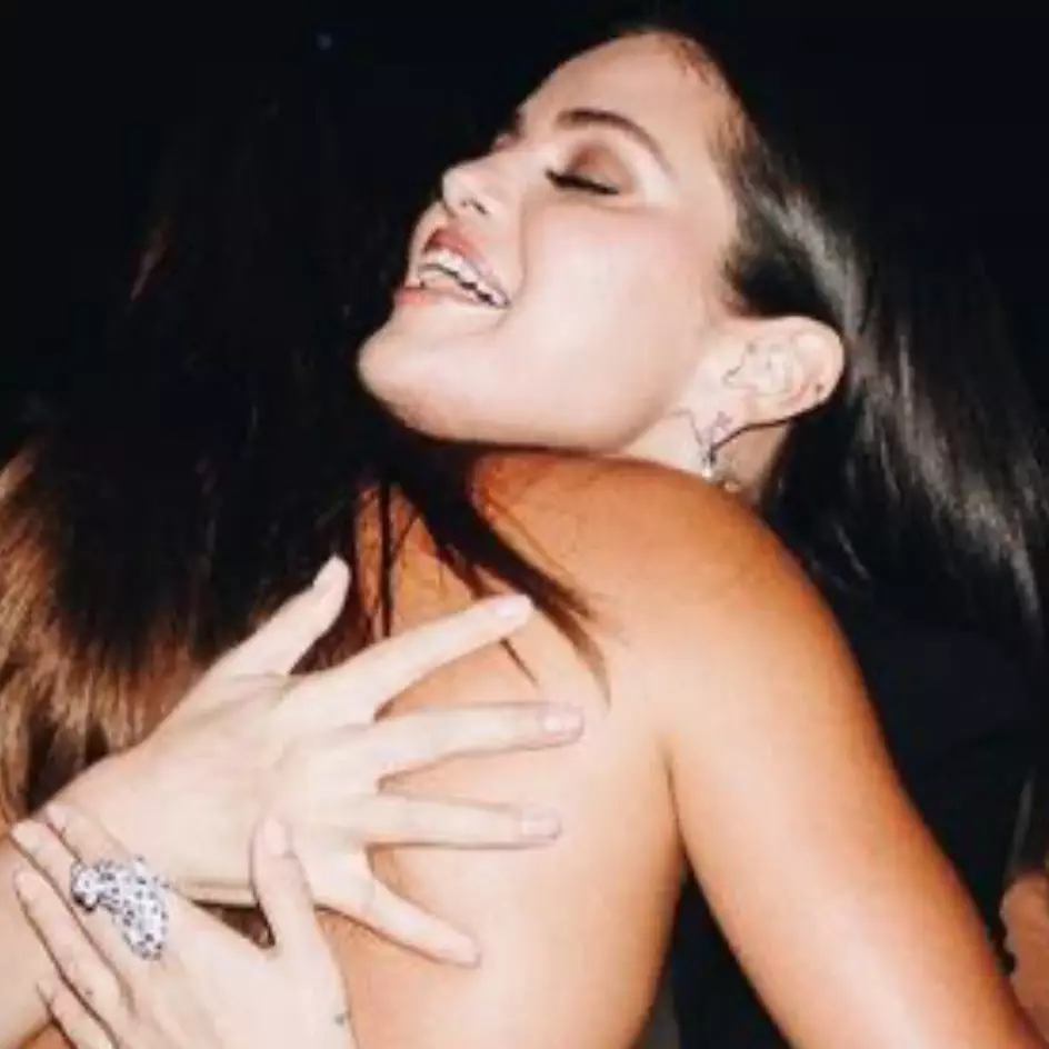 Momen pertemuan perdana Selena Gomez dan Hailey Bieber, saling pelukan