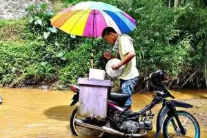 11 Tingkah lucu orang usaha jualan, lokasinya bikin bingung pembeli