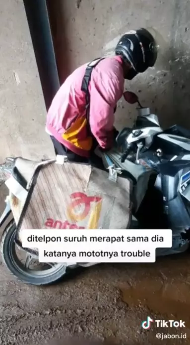 motor kurir ini sampai patah © TikTok motor kurir ini sampai patah © TikTok