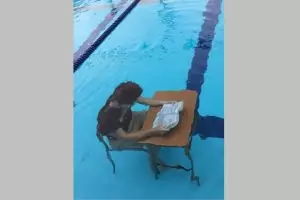 13 Gaya orang belajar ini nyeleneh abis, tak kenal tempat dan kondisi