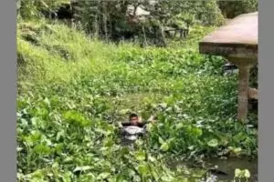 11 Potret orang motoran di tempat nyeleneh ini bikin nggak habis pikir