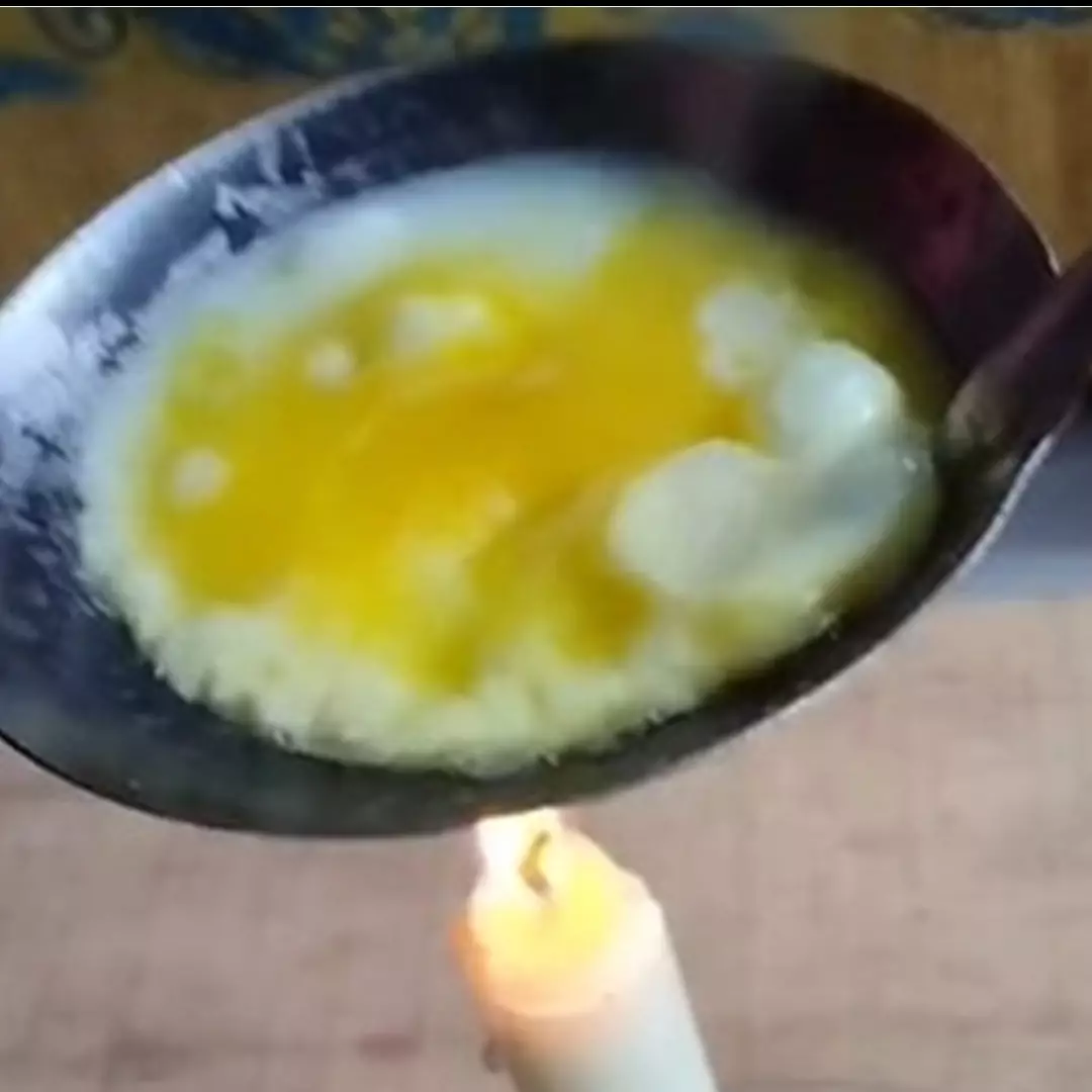 Cara pria masak porsi sedikit ini unik, bikin nggak habis pikir