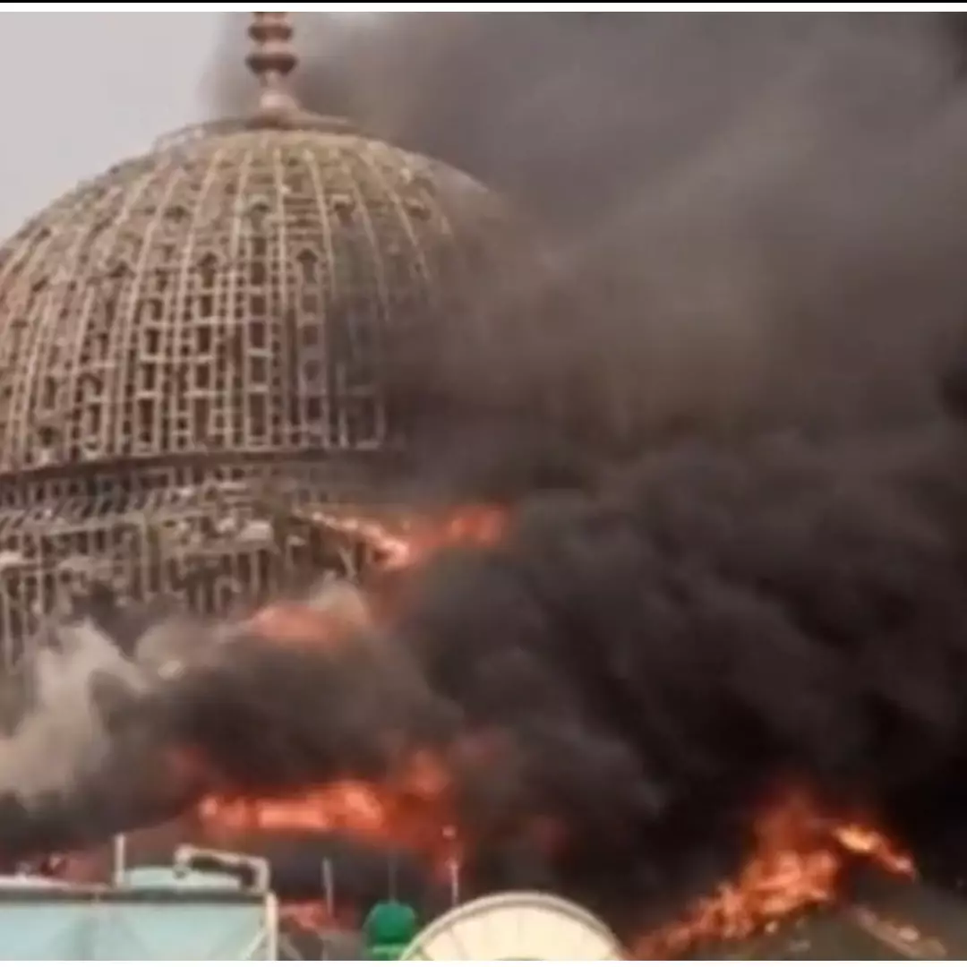 Penampakan kubah Masjid Jakarta Islamic Center terbakar saat renovasi
