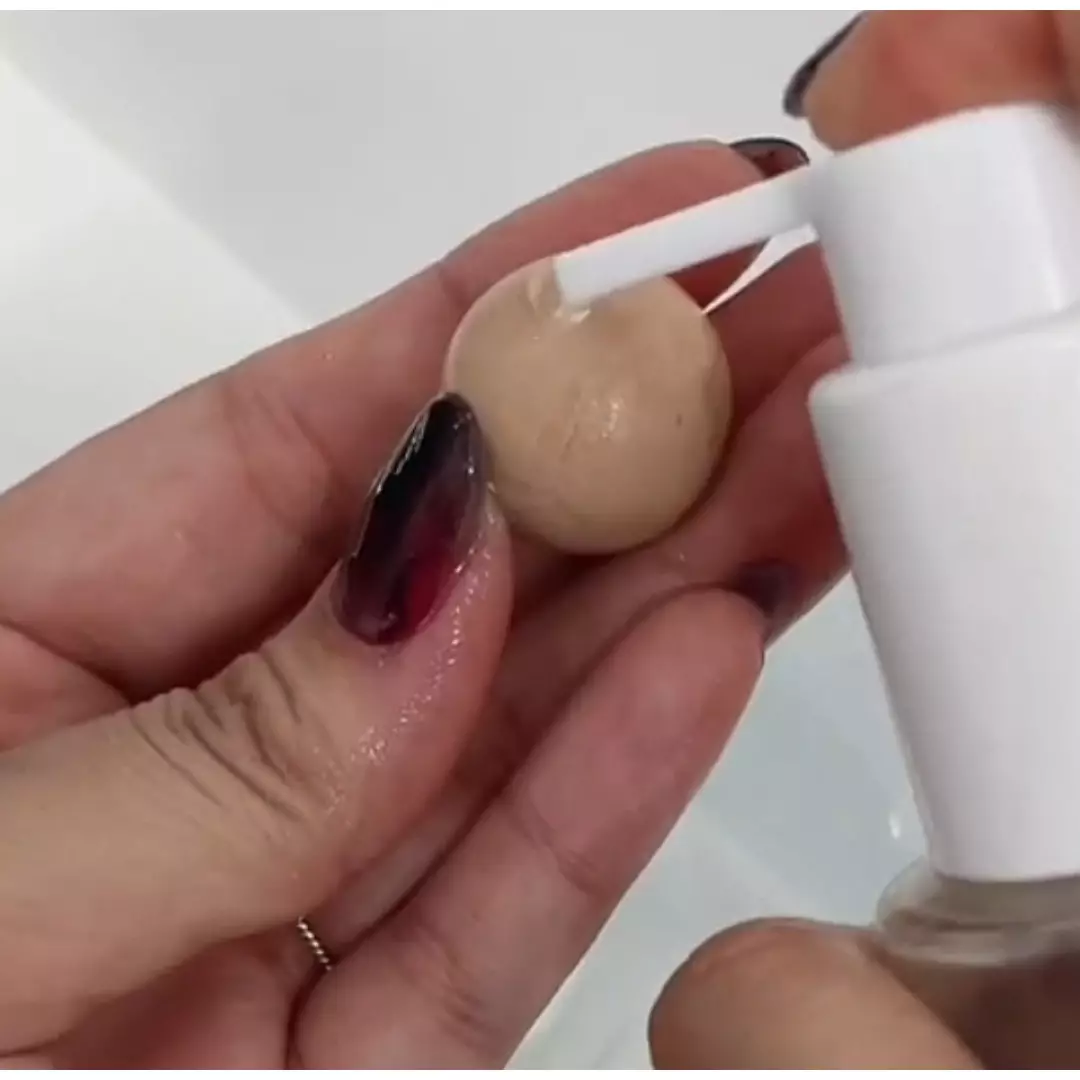 Wanita ini bagikan cara bersihkan oil absorbing roller, gampang banget