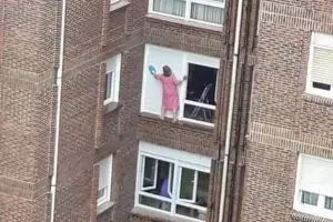 13 Potret orang menantang bahaya ini bikin bergidik ngeri lihatnya