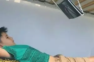 11 Tingkah absurd orang mager nonton film pakai gadget, ada-ada saja