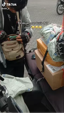 Momen wanita dapat bonus makanan dari kurir paket Tiktok