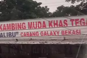 11 Spanduk pemberitahuan cabang toko ini kata-katanya bikin bingung