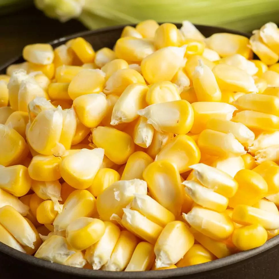 Cara pria serut jagung tanpa pisau ini super cepat, kreatif abis