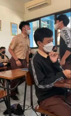 Momen siswa prank beri kejutan ultah sang guru TikTok Momen siswa prank beri kejutan ultah sang guru TikTok