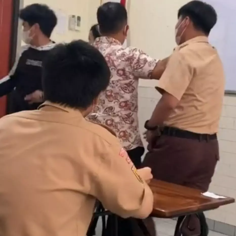 Momen siswa prank beri kejutan ultah sang guru, endingnya bikin haru