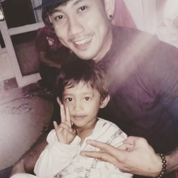 11 Potret lawas Denny Sumargo, konsisten dengan kumis tipis