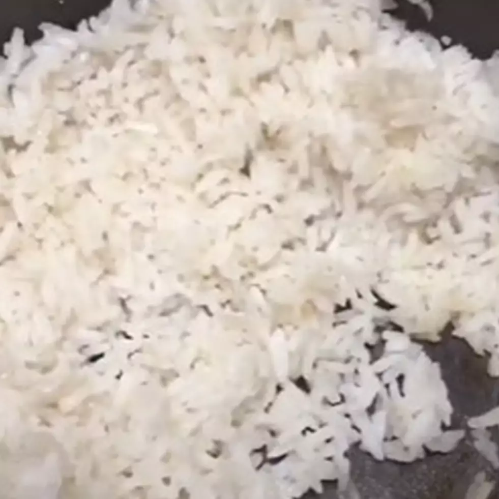 Trik biar nasi tak mudah basi usai dipanaskan ulang, pakai garam