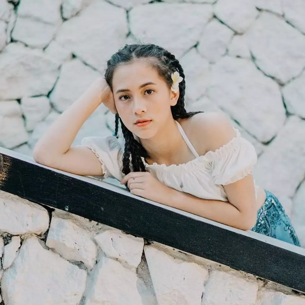 Cara Adhisty Zara makan kuah mi instan ini bikin geleng kepala